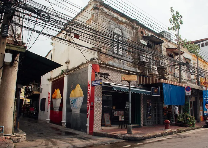 Luk Hostal *