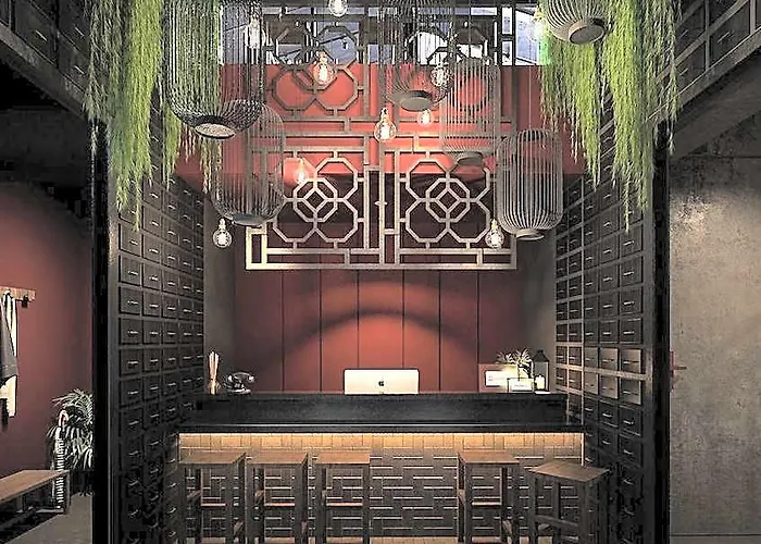 Luk Hostal *
