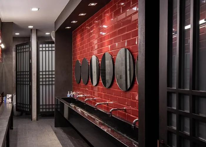 Luk Hostal *